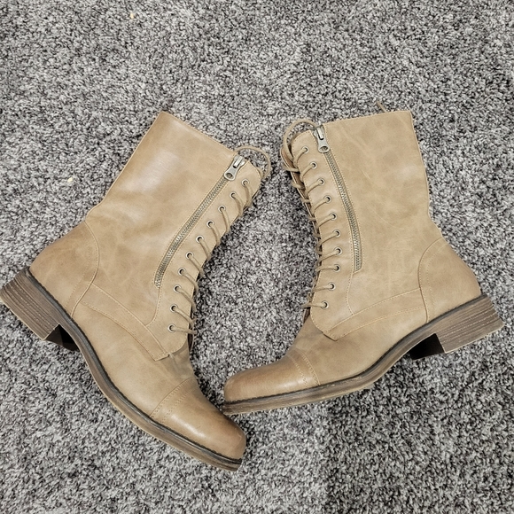 Beige/ tan lace up boots - Picture 4 of 7